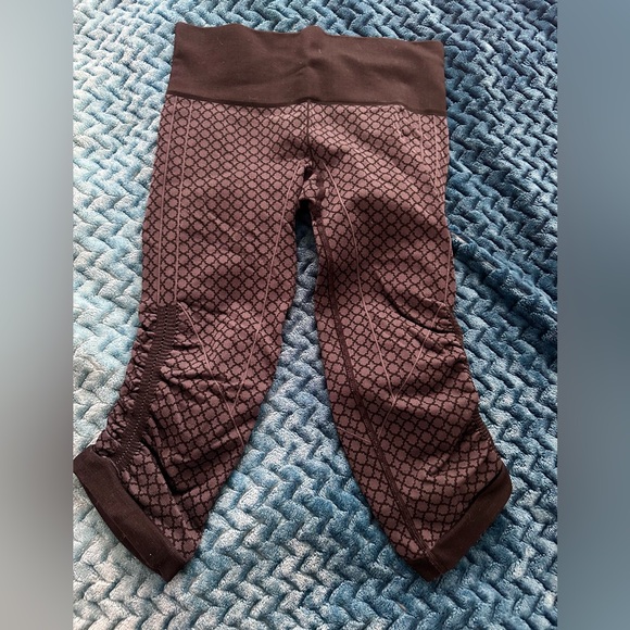 Lulu Lemon crop work out pants - Picture 2 of 2